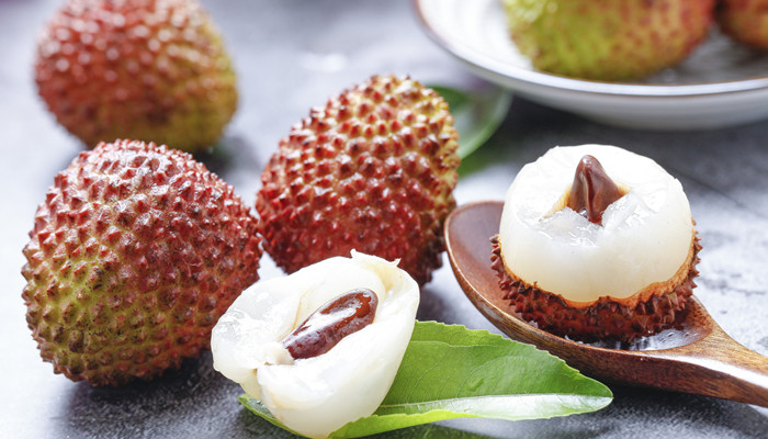 日啖荔枝三百颗，不辞长作岭南人啖的意思是什么 惠州一绝是谁写的