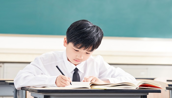 用六个同样的三角形可以拼成什么 用六个同样的三角形可以拼成什么啊