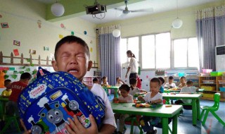 幼儿园经常哭闹的孩子怎么办（小孩上幼儿园总是哭闹怎么办）