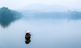描写雨天的优美句子（描写大雨的优美段落100字左右）