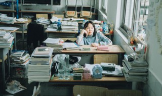 woman什么意思 an old woman什么意思