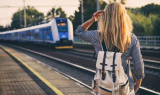 孤单的反义词是什么（孤单的反义词是什么一年级）