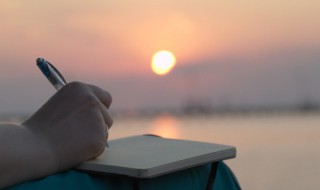 范仲淹渔家傲秋思原文翻译及赏析（范仲淹《渔家傲·秋思》翻译）