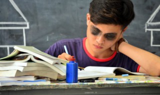 独坐敬亭山原文翻译及赏析（独坐敬亭山的译文）