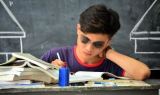 荒诞的意思（易陷于放纵荒诞的意思）