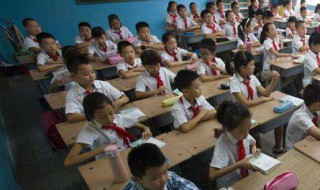 齐人攫金文言文翻译（齐人攫金文言文翻译及注释启示）