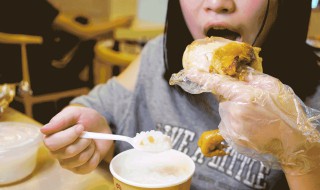 胡吃海喝是什么意思呢 胡吃海喝是什么意思呢是贬义的吗