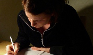 猜猜他是谁作文300字（猜猜他是谁作文300字三年级男生）