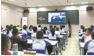 三年级作文猜猜她是谁（三年级作文猜猜她是谁300字）