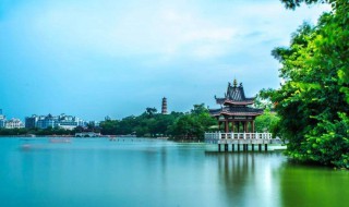 春来江水绿如蓝的前面一句是什么 淡妆浓抹总相宜的上一句