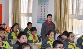 隔着门缝吹喇叭的歇后语是什么 隔着门缝吹喇叭的歇后语是什么成语