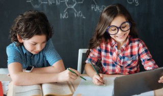 草地上有小羊怎么扩句 草地上有牛羊扩句